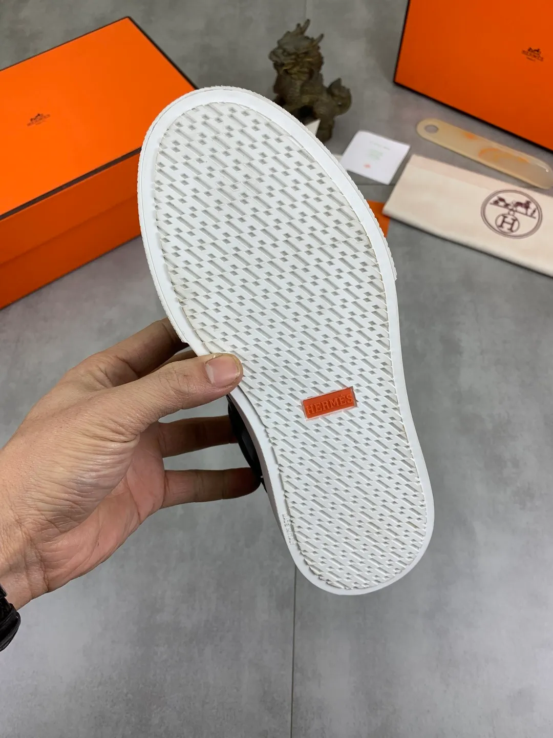 Men's men's shoes 💰P640 New Hermes top version Hermès classic couple style #𝐊𝐞𝐥𝐥𝐲 buckle casual white shoes skateboard shoes that will not conflict with shoes at all. Full of unknowns, Hermès rarely produces flat casual shoes and they are paired with classic palladium-plated Kelly shoe buckles! You'll fall in love with it at first sight. It's super versatile and can be worn with any skirt or pants. 🉑️Close your eyes and wear it. It's super noble. Fabric: Specific cowhide/canvas material. Lining: Sheepskin lining. Outsole: Original molded TPU outsole. Size: 35-45.